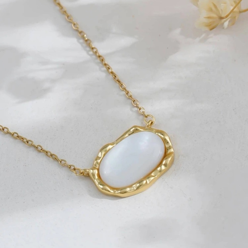 Oval Shell Pendant Necklace - Picture 3 of 5